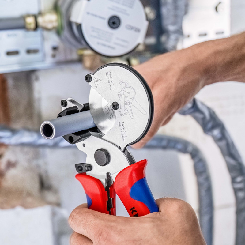 Coupe-tubes multicouches / PE - Ø 26mm max - sans déformation grâce à sa molette - KNIPEX | 902525